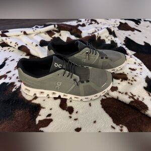 On Clouds series 5, women size 9, grey/forest green color.
